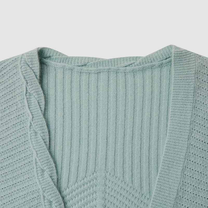 ML2218 Cardigã de malha com decote em V torcido e botões de pétalas ML2218 Cardigã de malha com decote em V torcido e botões de pétalas