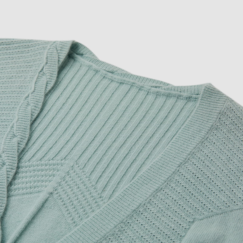 ML2218 Cardigã de malha com decote em V torcido e botões de pétalas ML2218 Cardigã de malha com decote em V torcido e botões de pétalas