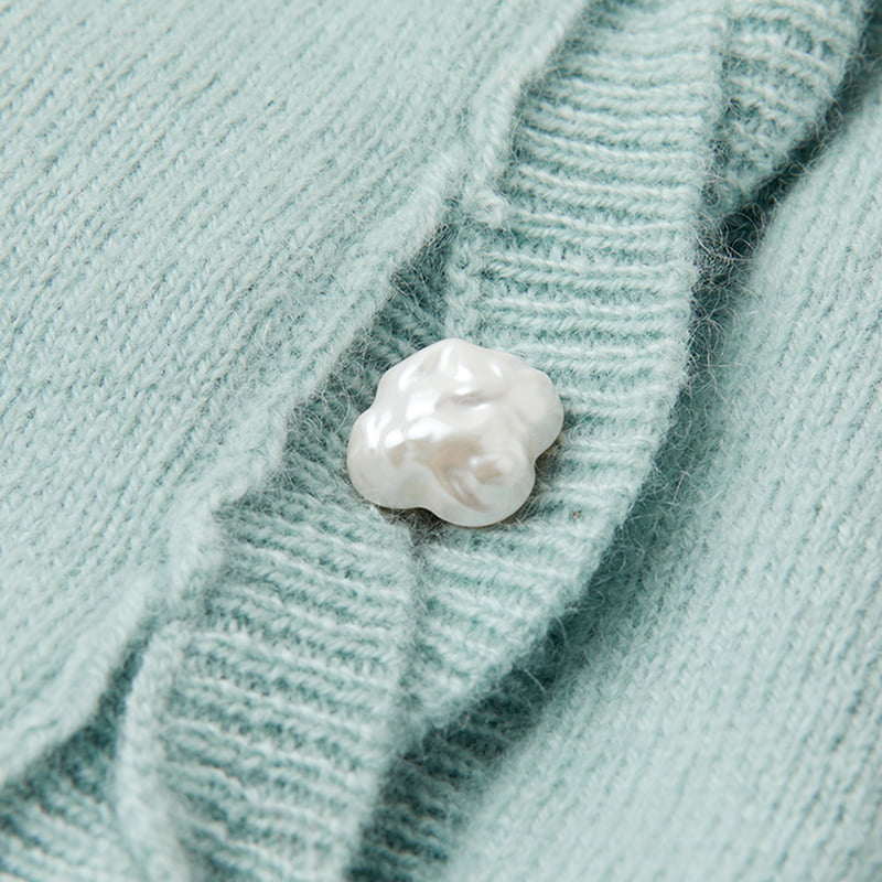 ML2218 Cardigã de malha com decote em V torcido e botões de pétalas ML2218 Cardigã de malha com decote em V torcido e botões de pétalas