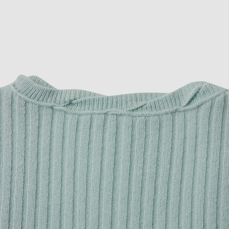 ML2218 Cardigã de malha com decote em V torcido e botões de pétalas ML2218 Cardigã de malha com decote em V torcido e botões de pétalas